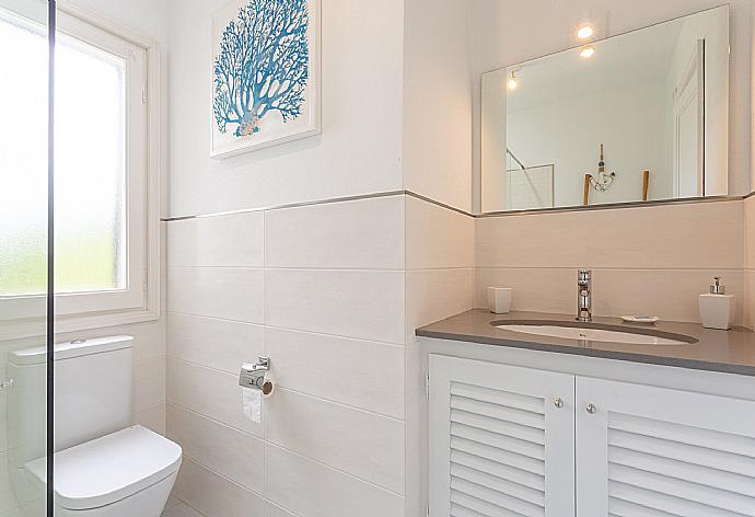 Family bathroom with shower . - Villa Caprice . (Fotogalerie) }}