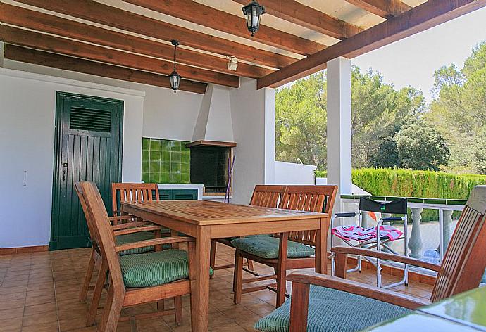 Sheltered terrace area with BBQ . - Villa Pepa . (Galerie de photos) }}