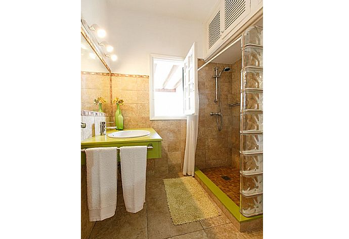 Bathroom with shower . - Villa Pepa . (Galerie de photos) }}