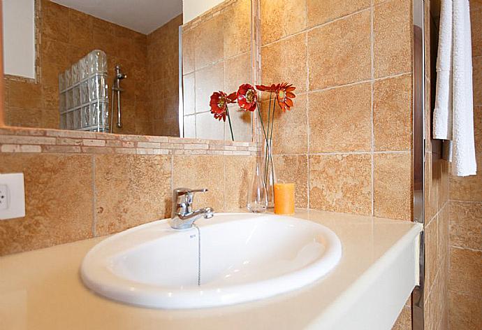 Bathroom with shower . - Villa Pepa . (Photo Gallery) }}