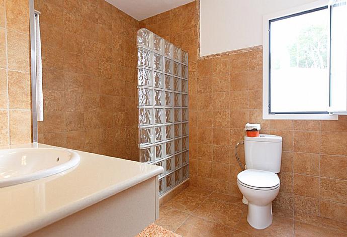 Bathroom with shower . - Villa Pepa . (Photo Gallery) }}