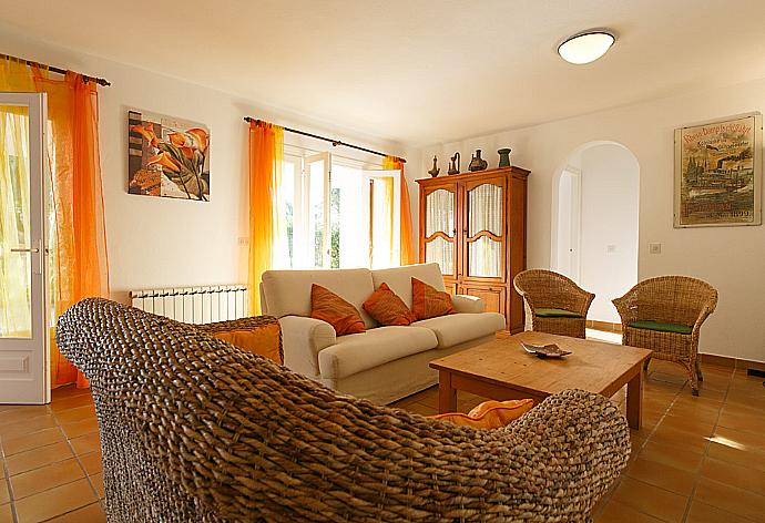 Living room with WiFi, TV and DVD player . - Villa Merla . (Fotogalerie) }}