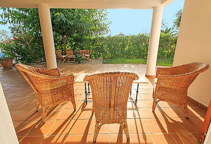 Shaded outdoor seating area . - Villa Merla . (Fotogalerie) }}