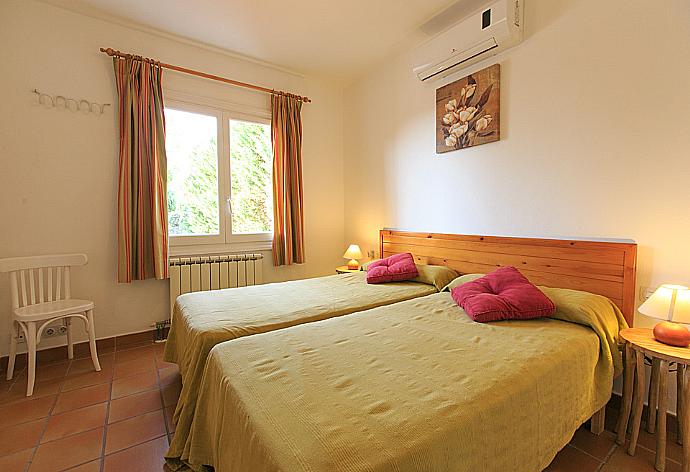 Twin bedroom with AC . - Villa Merla . (Fotogalerie) }}