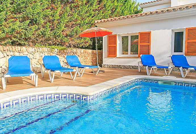 Swimming pool with sun loungers . - Villa Merla . (Fotogalerie) }}