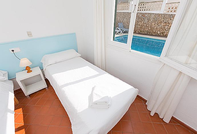 Twin bedroom with A/C . - Villa Trepuco Uno . (Photo Gallery) }}