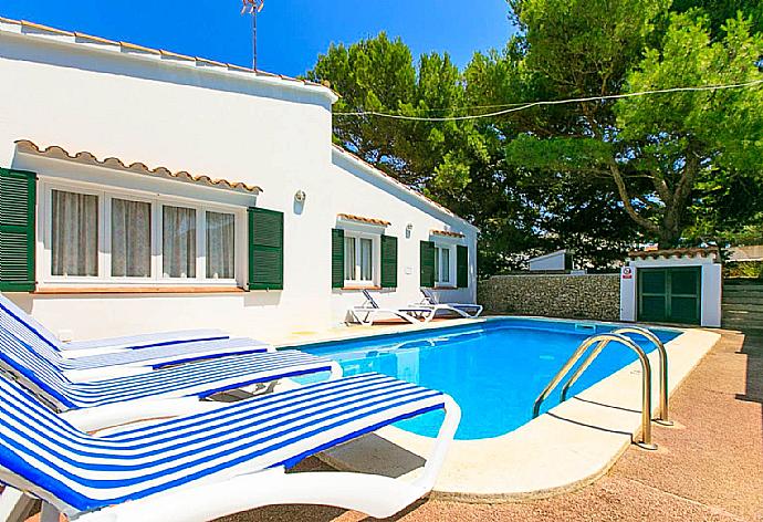 Private pool with terrace area . - Villa Trepuco Uno . (Galleria fotografica) }}