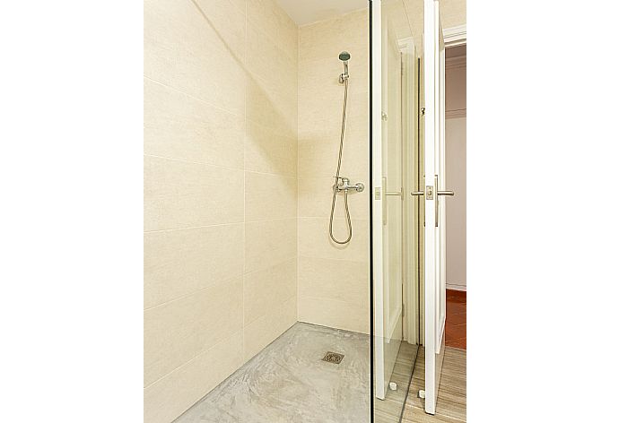 Family bathroom with shower . - Villa Trepuco Uno . (Galleria fotografica) }}