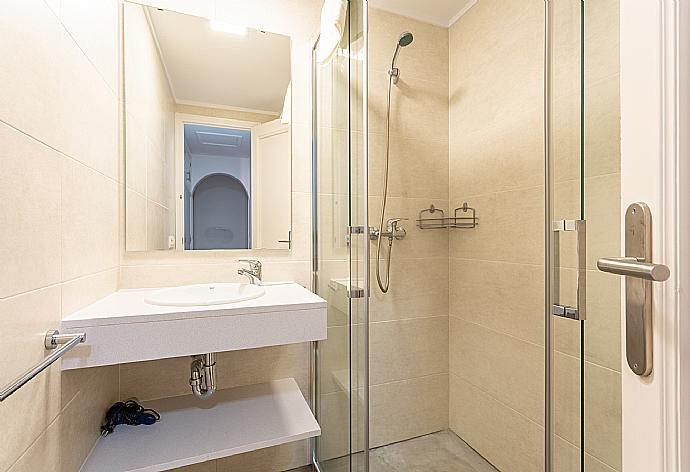 Family bathroom with shower . - Villa Trepuco Uno . (Galerie de photos) }}