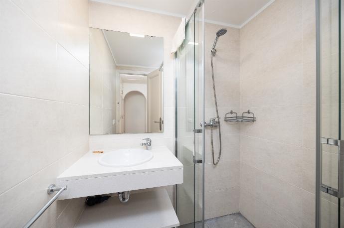 Family bathroom with shower . - Villa Trepuco Uno . (Photo Gallery) }}