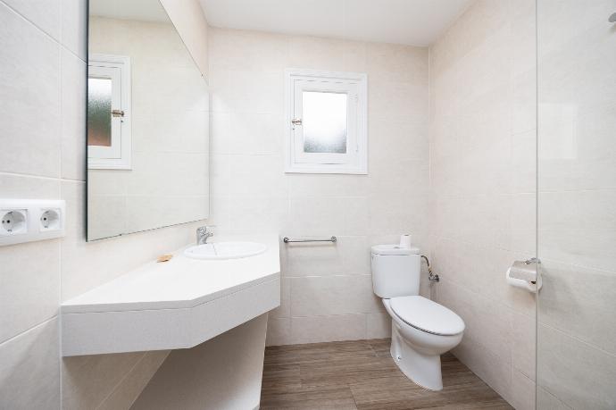 Family bathroom with shower . - Villa Trepuco Uno . (Photo Gallery) }}