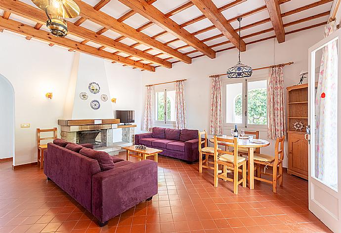 Living room with sofas, dining area, ornamental fireplace, WiFi internet, TV, and terrace access . - Villa Trepuco Dos . (Galerie de photos) }}