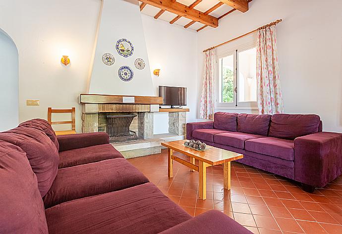 Living room with sofas, dining area, ornamental fireplace, WiFi internet, TV, and terrace access . - Villa Trepuco Dos . (Galerie de photos) }}