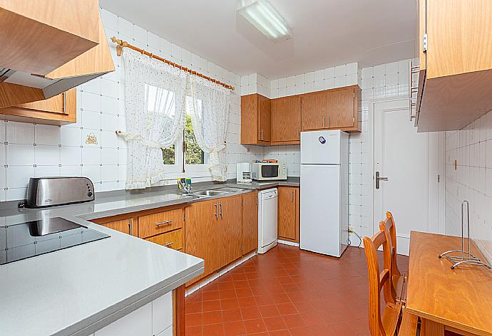 Equipped kitchen . - Villa Trepuco Dos . (Photo Gallery) }}