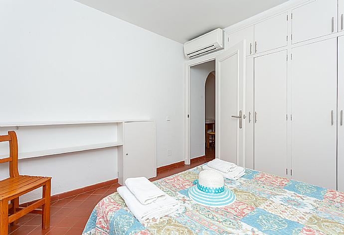 Double bedroom with A/C . - Villa Trepuco Dos . (Галерея фотографий) }}