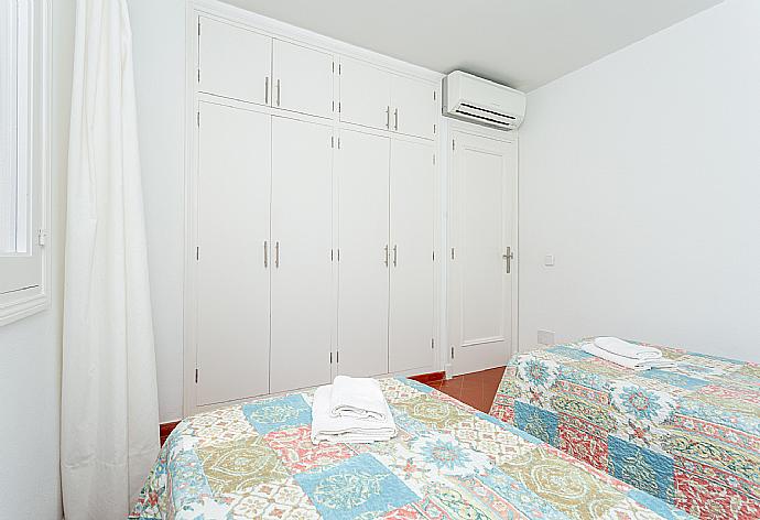 Twin bedroom with A/C . - Villa Trepuco Dos . (Galería de imágenes) }}