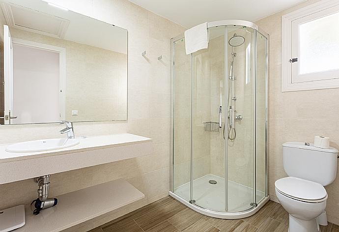 Family bathroom with shower . - Villa Trepuco Dos . (Fotogalerie) }}