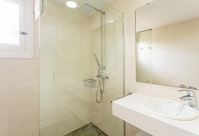 Family bathroom with shower . - Villa Trepuco Dos . (Galerie de photos) }}