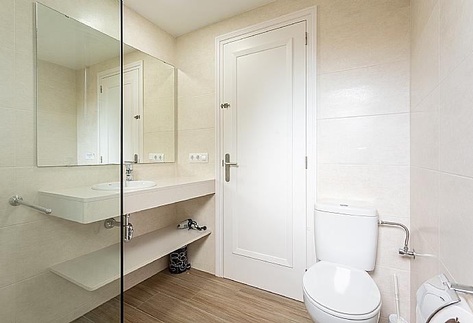 Family bathroom with shower . - Villa Trepuco Dos . (Galerie de photos) }}