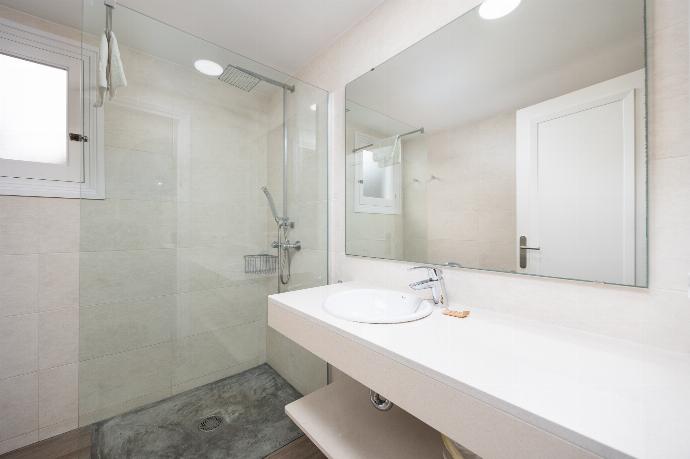 Family bathroom with shower . - Villa Trepuco Dos . (Photo Gallery) }}