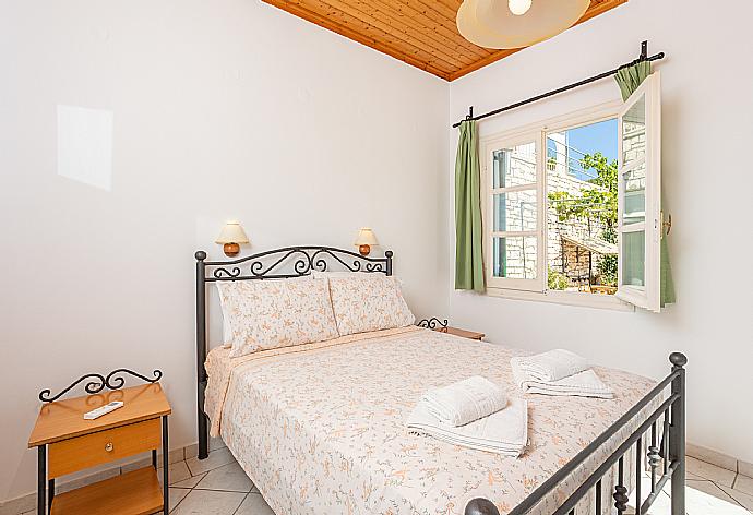 Double bedroom with A/C and terrace access . - Theophilos 2 . (Galerie de photos) }}