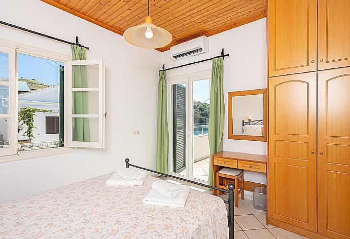 Double bedroom with A/C and terrace access . - Theophilos 2 . (Galleria fotografica) }}