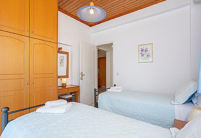 Twin bedroom with A/C and terrace access . - Theophilos 2 . (Galleria fotografica) }}