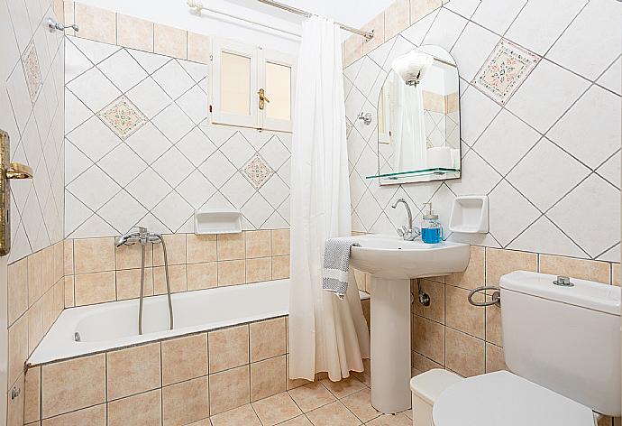 Family bathroom with bath and shower . - Theophilos 2 . (Galleria fotografica) }}