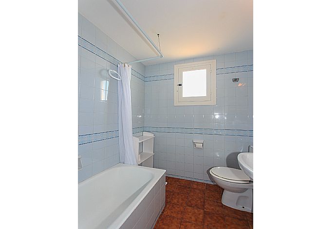 Family bathroom with bath and shower . - Voramar Waterfront . (Photo Gallery) }}