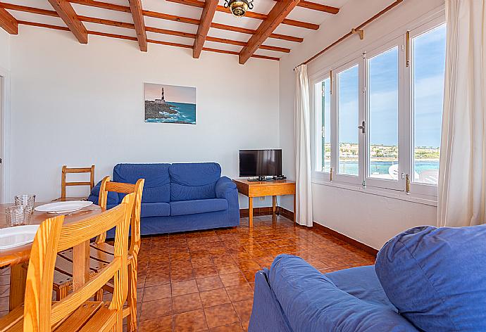 Open-plan living room with sofas, dining area, kitchen, WiFi internet, TV, and sea views . - Voramar Waterfront . (Galleria fotografica) }}