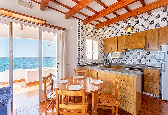 Open-plan living room with sofas, dining area, kitchen, WiFi internet, TV, and sea views . - Voramar Waterfront . (Galleria fotografica) }}