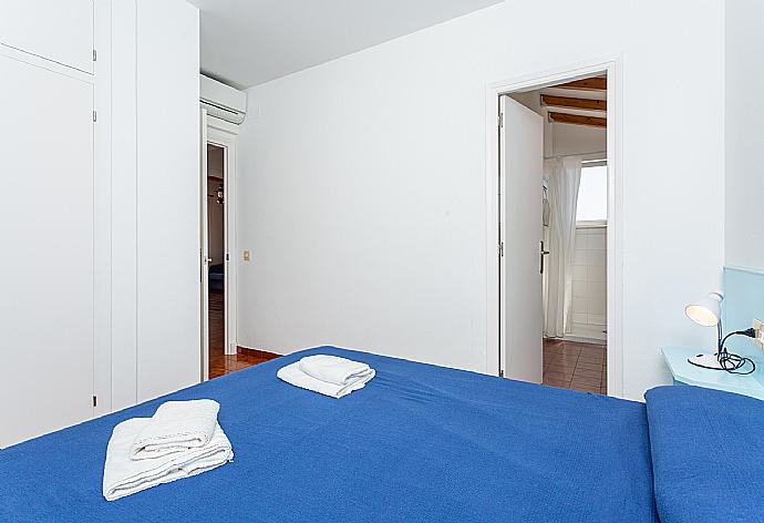 Double bedroom with en suite bathroom and A/C . - Voramar Waterfront . (Galería de imágenes) }}