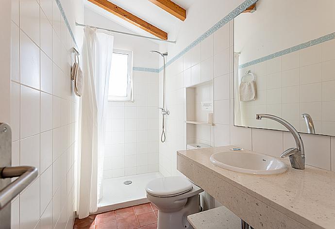 En suite bathroom with shower . - Voramar Waterfront . (Галерея фотографий) }}