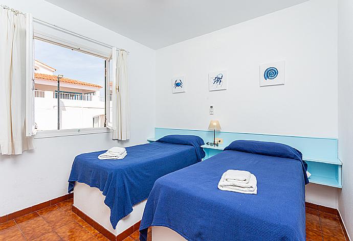 Twin bedroom with A/C . - Voramar Waterfront . (Photo Gallery) }}