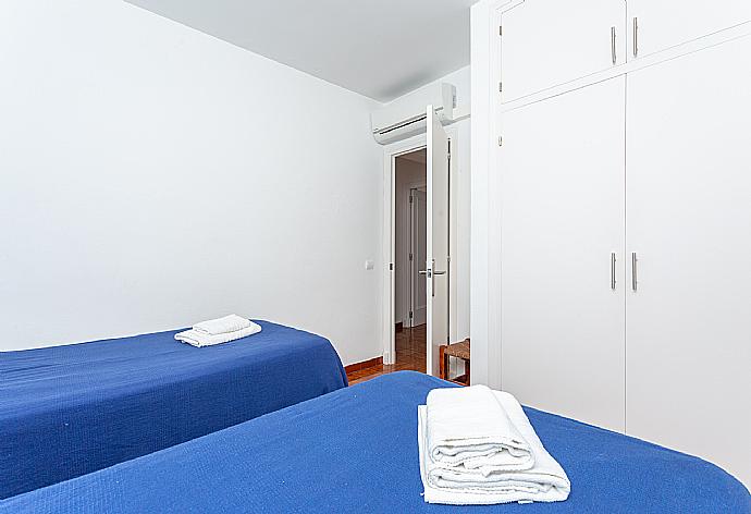 Twin bedroom with A/C . - Voramar Waterfront . (Galleria fotografica) }}