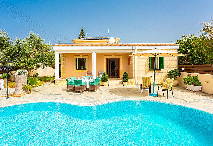 ,Beautiful villa with private pool, terrace, and garden . - Villa Constantinos . (Galería de imágenes) }}