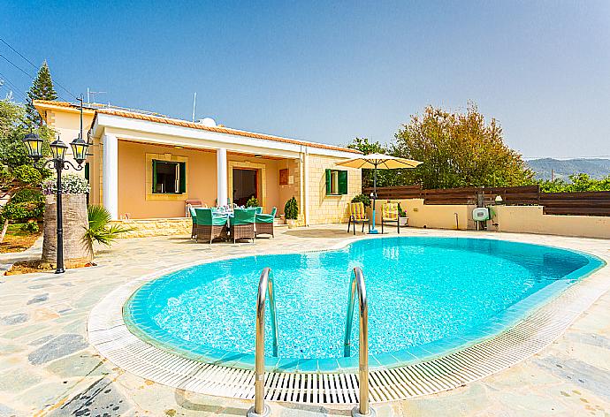 Beautiful villa with private pool, terrace, and garden . - Villa Constantinos . (Photo Gallery) }}