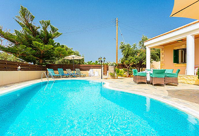 Private pool, terrace, and garden . - Villa Constantinos . (Galería de imágenes) }}