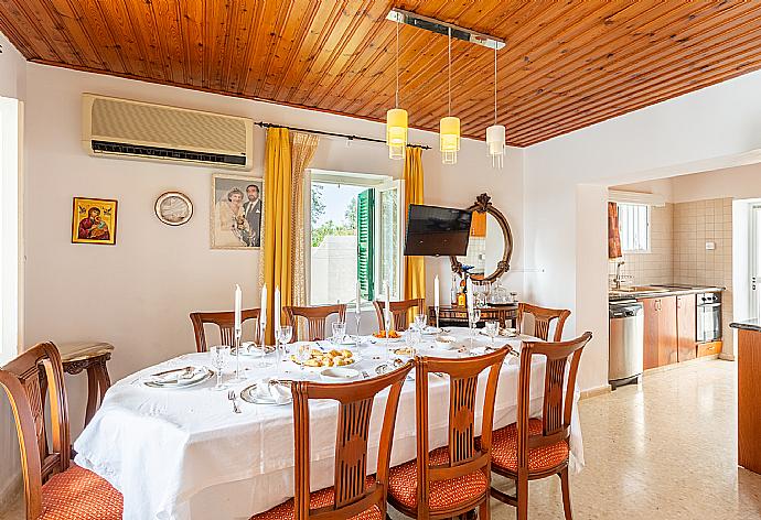 Open-plan living room with sofa, dining area, kitchen, A/C, WiFi internet, and satellite TV . - Villa Constantinos . (Fotogalerie) }}