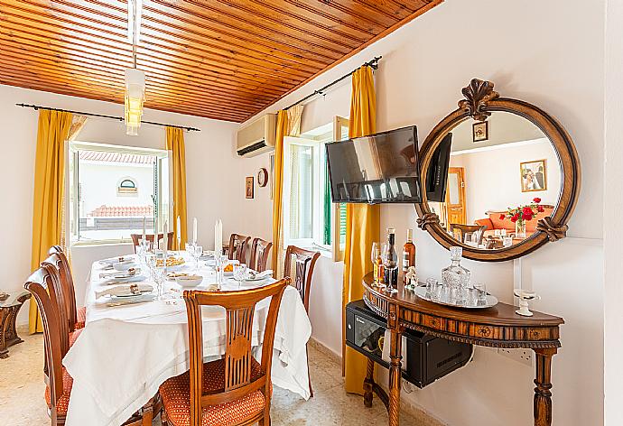 Open-plan living room with sofa, dining area, kitchen, A/C, WiFi internet, and satellite TV . - Villa Constantinos . (Galleria fotografica) }}