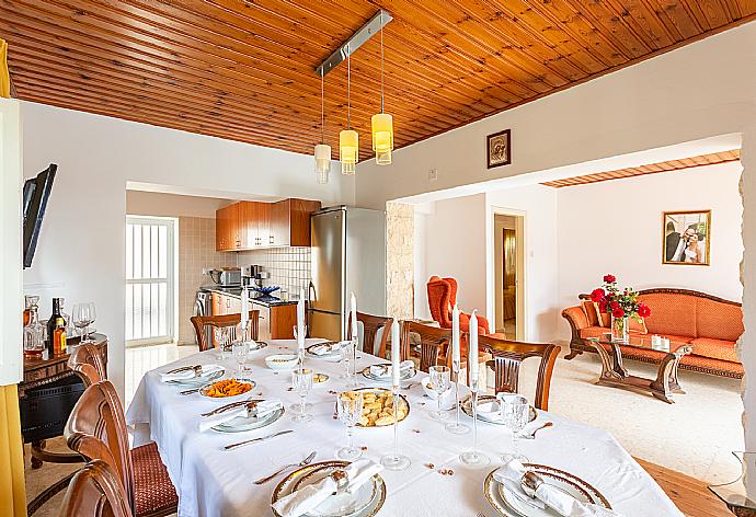 Open-plan living room with sofa, dining area, kitchen, A/C, WiFi internet, and satellite TV . - Villa Constantinos . (Galleria fotografica) }}