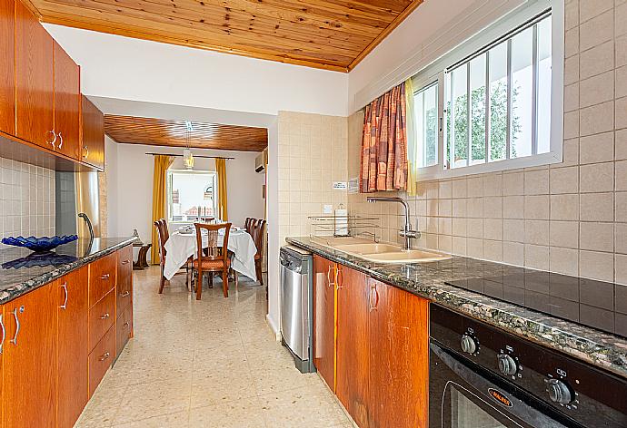 Equipped kitchen . - Villa Constantinos . (Galerie de photos) }}