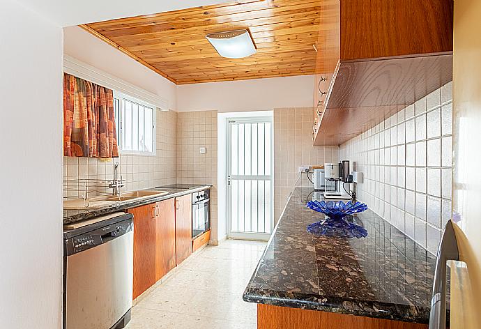 Equipped kitchen . - Villa Constantinos . (Fotogalerie) }}