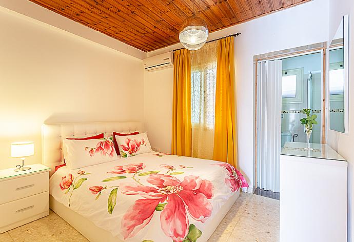 Double bedroom with en suite bathroom and A/C . - Villa Constantinos . (Галерея фотографий) }}