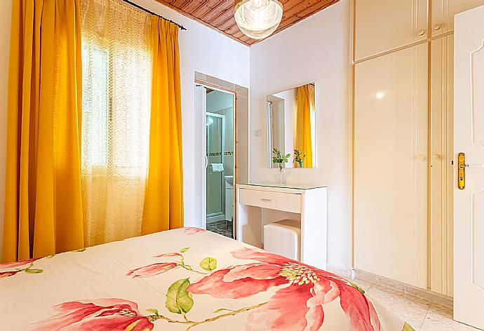 Double bedroom with en suite bathroom and A/C . - Villa Constantinos . (Fotogalerie) }}