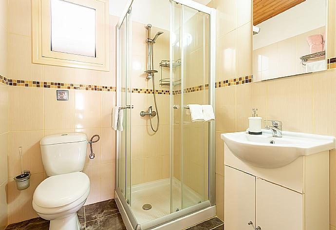 En suite bathroom with shower . - Villa Constantinos . (Galería de imágenes) }}