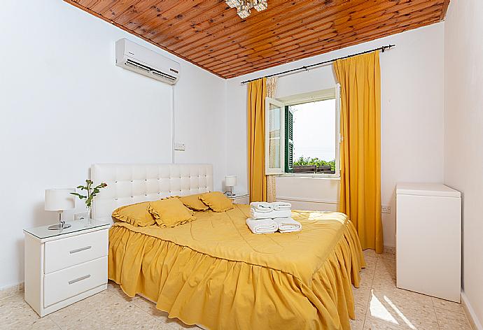 Double bedroom with A/C . - Villa Constantinos . (Galería de imágenes) }}