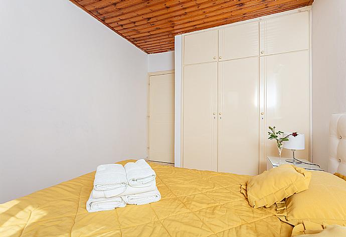 Double bedroom with A/C . - Villa Constantinos . (Galería de imágenes) }}