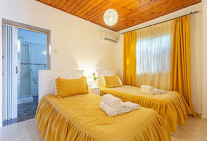 Twin bedroom with en suite bathroom and A/C . - Villa Constantinos . (Galleria fotografica) }}