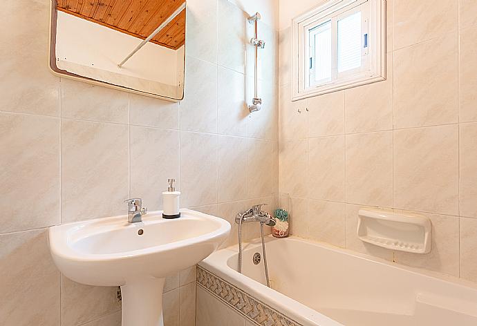 Family bathroom with bath and shower . - Villa Constantinos . (Photo Gallery) }}